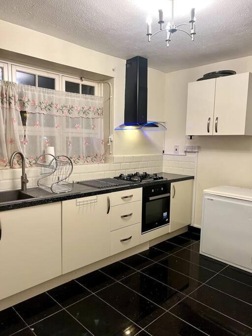 2 Bedroom Flat In Vauxhall, ロンドン エクステリア 写真